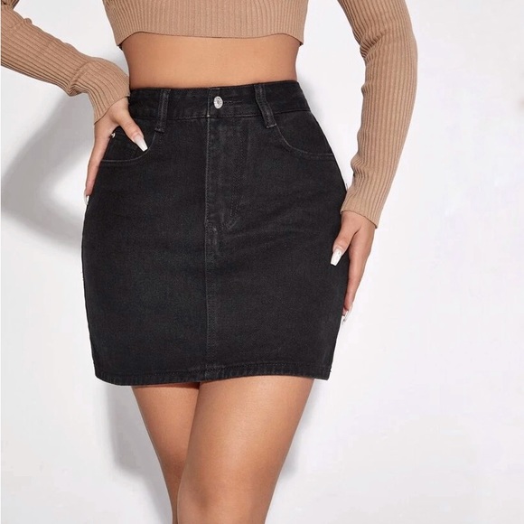 SIZE 6 - Fashion Nova curvy black jean skirt - Picture 1 of 4